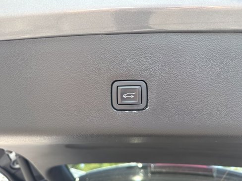 Used 2020 Chevrolet Traverse LT w/ Driver Confidence II Package image 6