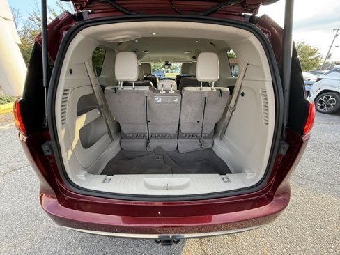 Used 2018 Chrysler Pacifica Touring-L Plus image 18