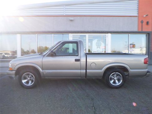 Used 2001 Chevrolet S10 Pickup LS w/ Preferred Equipment Group image 2