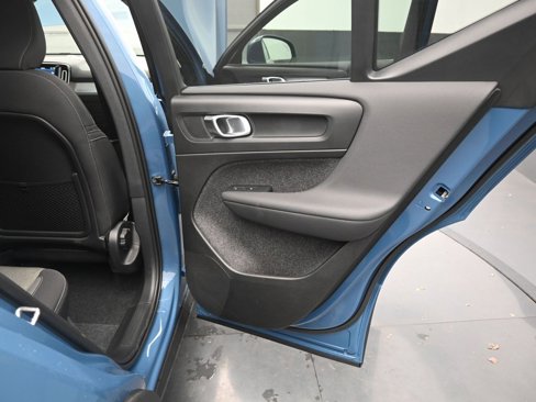 New 2025 Volvo XC40 B5 Core image 35