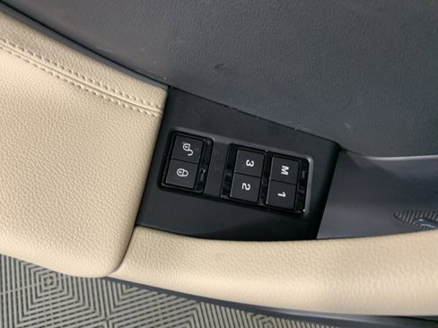 Used 2017 Jaguar F-PACE Premium image 21