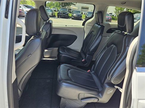 Used 2023 Chrysler Pacifica Touring-L image 6