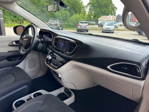 Used 2020 Chrysler Voyager LX image 18