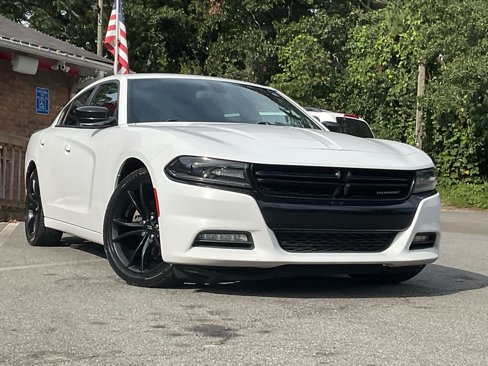 Used 2017 Dodge Charger SXT w/ Blacktop Package image 3