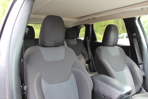 Used 2016 Jeep Cherokee Latitude w/ Comfort/Convenience Group image 38