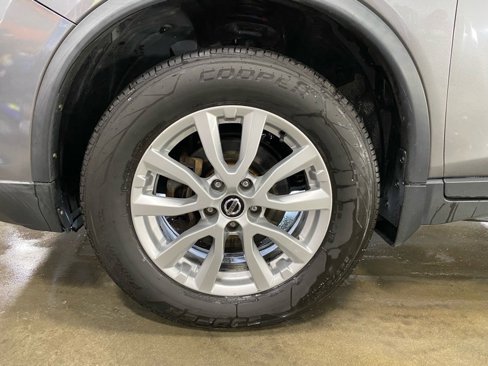 Used 2018 Nissan Rogue SV w/ Premium Package image 12