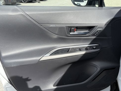 Used 2023 Toyota Venza XLE image 9