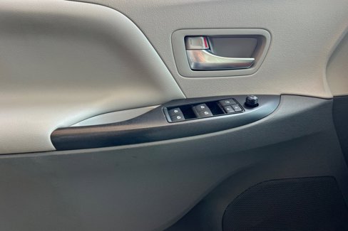 Used 2018 Toyota Sienna LE image 11