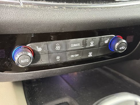 Used 2018 Buick Enclave Essence image 32