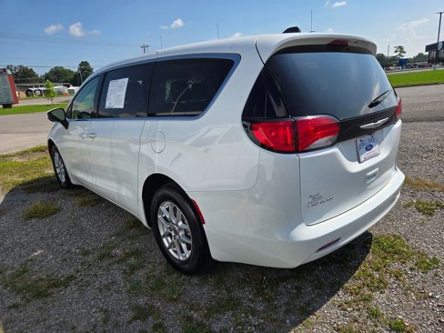 Used 2022 Chrysler Voyager LX image 3