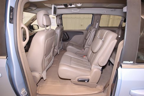 Used 2013 Chrysler Town & Country Touring image 14