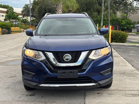 Used 2018 Nissan Rogue SV image 2