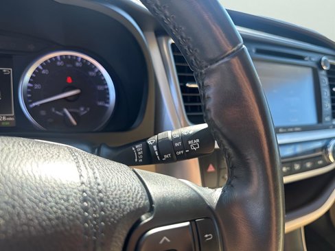 Used 2019 Toyota Highlander XLE image 32
