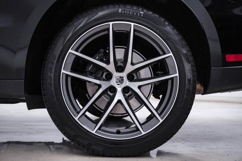 Certified 2025 Porsche Macan image 10
