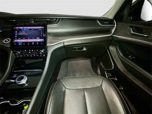 Certified 2022 Jeep Grand Cherokee Limited w/ Luxury Tech Group II image 32