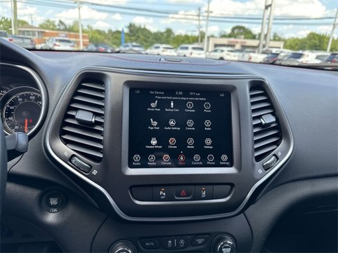 Used 2021 Jeep Cherokee Trailhawk image 14