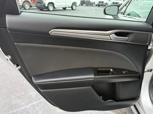Used 2017 Ford Fusion SE w/ Fusion SE Technology Package image 11