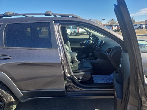 Used 2019 Jeep Cherokee Trailhawk image 28