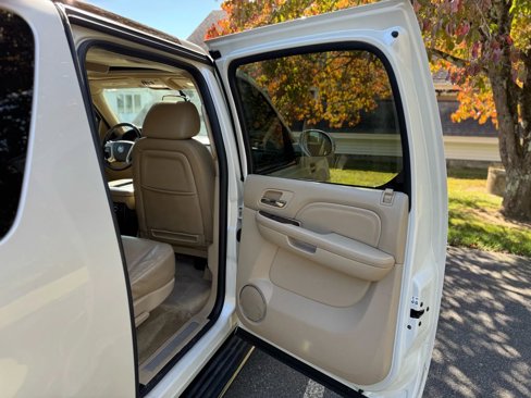 Used 2012 Cadillac Escalade ESV Luxury image 16