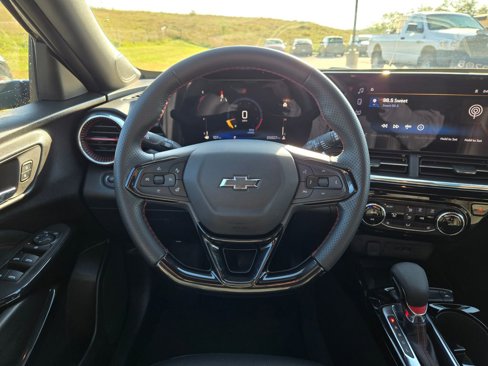 Used 2025 Chevrolet Trax RS w/ Sunroof Package image 17
