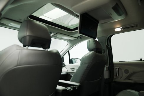 Used 2024 Toyota Sienna Limited image 27