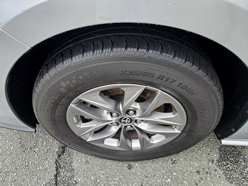 Used 2023 Toyota Sienna XLE image 20