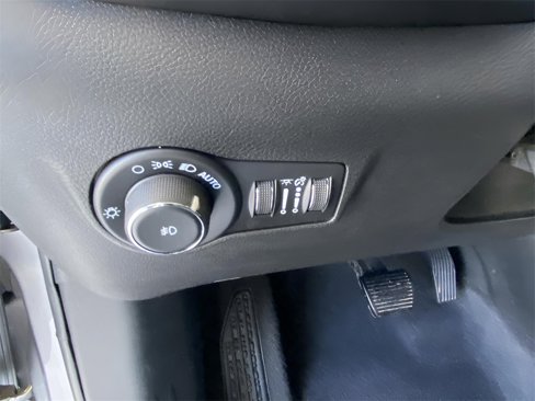 Certified 2024 Jeep Compass Latitude image 28