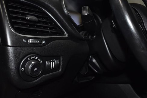 Used 2019 Jeep Cherokee Trailhawk image 25