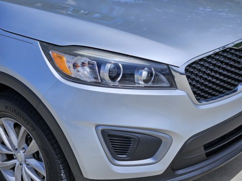 Used 2017 Kia Sorento L image 9