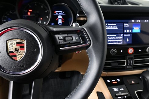 Certified 2025 Porsche Macan image 11