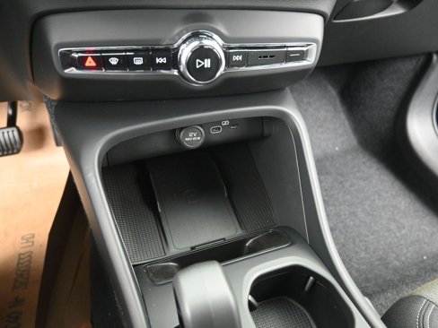 New 2025 Volvo XC40 B5 Core image 22