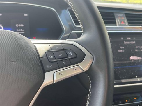 Used 2022 Volkswagen Tiguan SE w/ Panoramic Sunroof Package image 23
