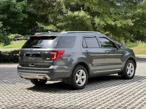 Used 2016 Ford Explorer XLT w/ Equipment Group 202A image 5