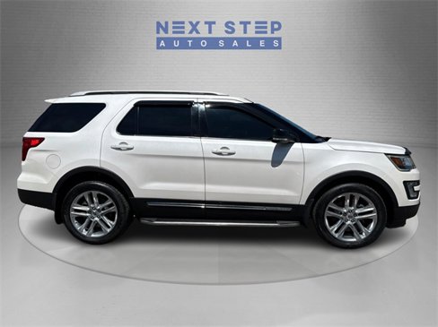 Used 2017 Ford Explorer XLT w/ Equipment Group 202A image 9