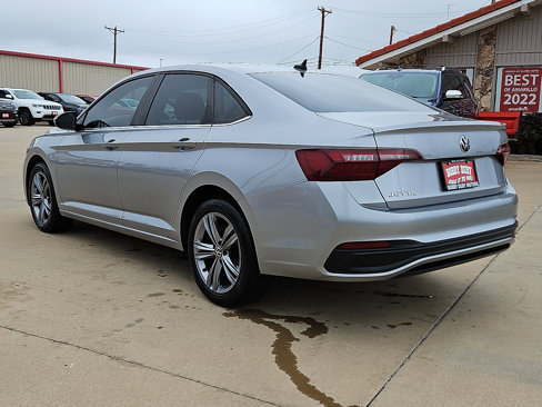 Used 2024 Volkswagen Jetta SE image 2