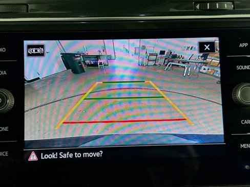 Used 2022 Volkswagen Tiguan SE w/ Panoramic Sunroof Package image 23