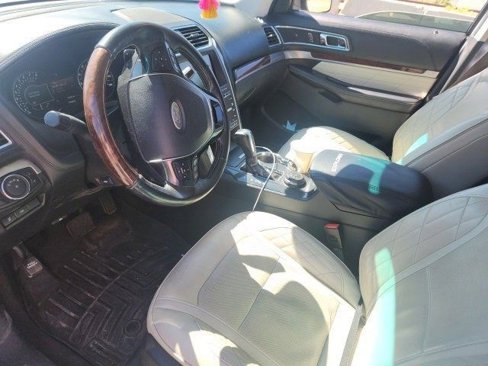 Used 2016 Ford Explorer Platinum image 2