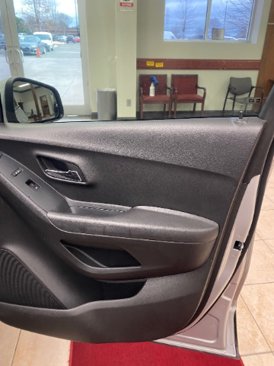 Used 2020 Chevrolet Trax LT w/ LT Convenience Package image 14