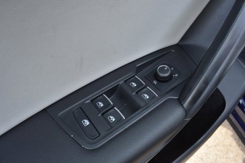 Used 2021 Volkswagen Tiguan SE image 12