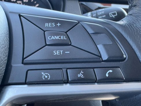 Used 2018 Nissan Rogue SV image 17