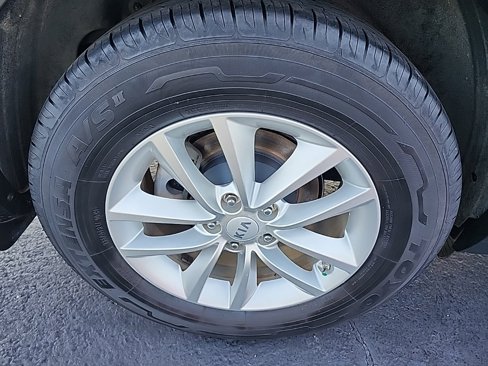 Used 2017 Kia Sorento LX w/ LX Convenience Package image 11