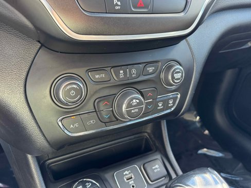 Used 2020 Jeep Cherokee Trailhawk w/ Comfort/Convenience Group image 23