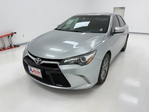 Used 2017 Toyota Camry SE image 4