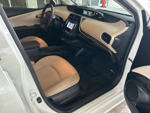 Used 2019 Toyota Prius L Eco image 23