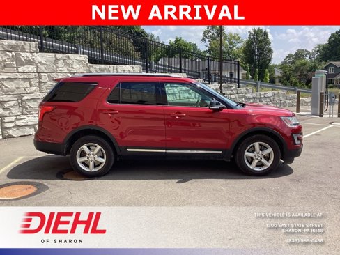 Used 2017 Ford Explorer XLT image 8