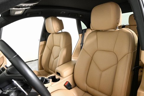 Certified 2022 Porsche Macan image 5