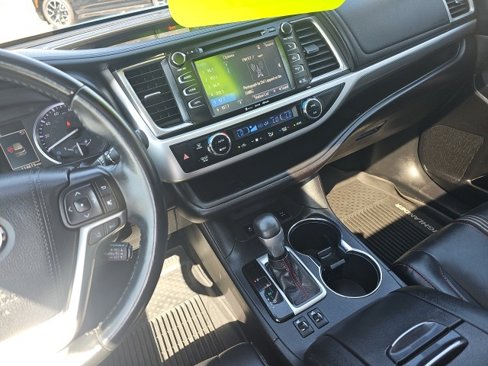 Used 2019 Toyota Highlander XLE image 22