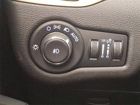 Used 2017 Jeep Cherokee Latitude w/ Cold Weather Group image 23