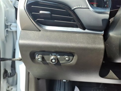 Used 2020 Chevrolet Traverse LT image 15