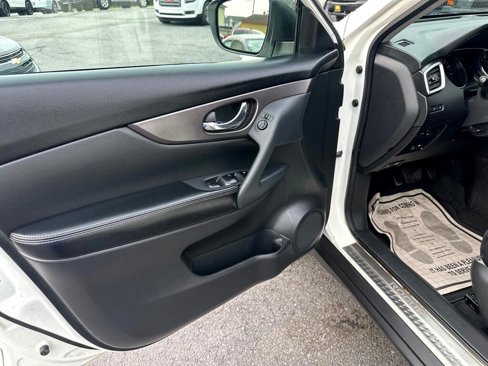 Used 2015 Nissan Rogue SV w/ SV Moonroof Package image 16